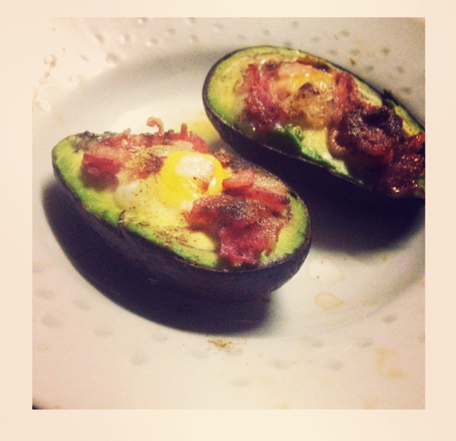 牛油果烤鸡蛋