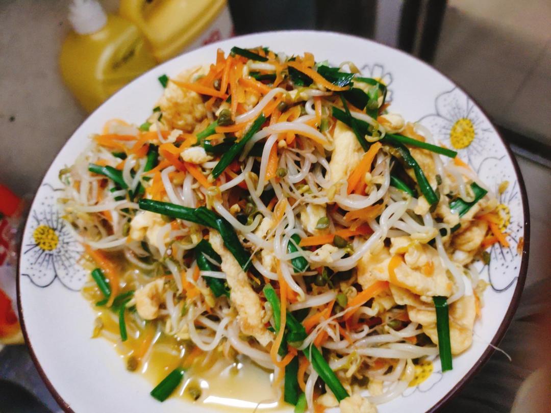 清炒豆芽（搭配鸡蛋 韭菜 胡萝卜）