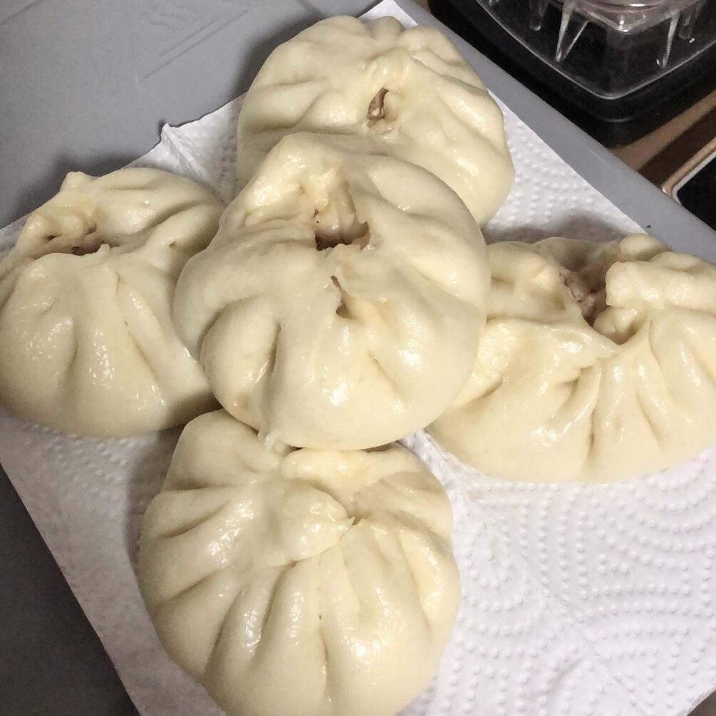 松软多汁的肉包子