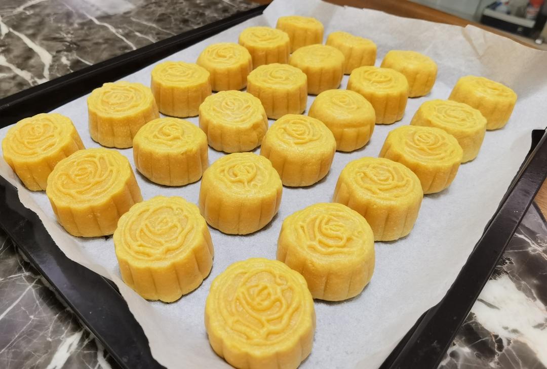 💃奶黄流心月饼——这是可以让你坐稳朋友圈厨霸位置的月饼🥮，没人点赞算我输👎