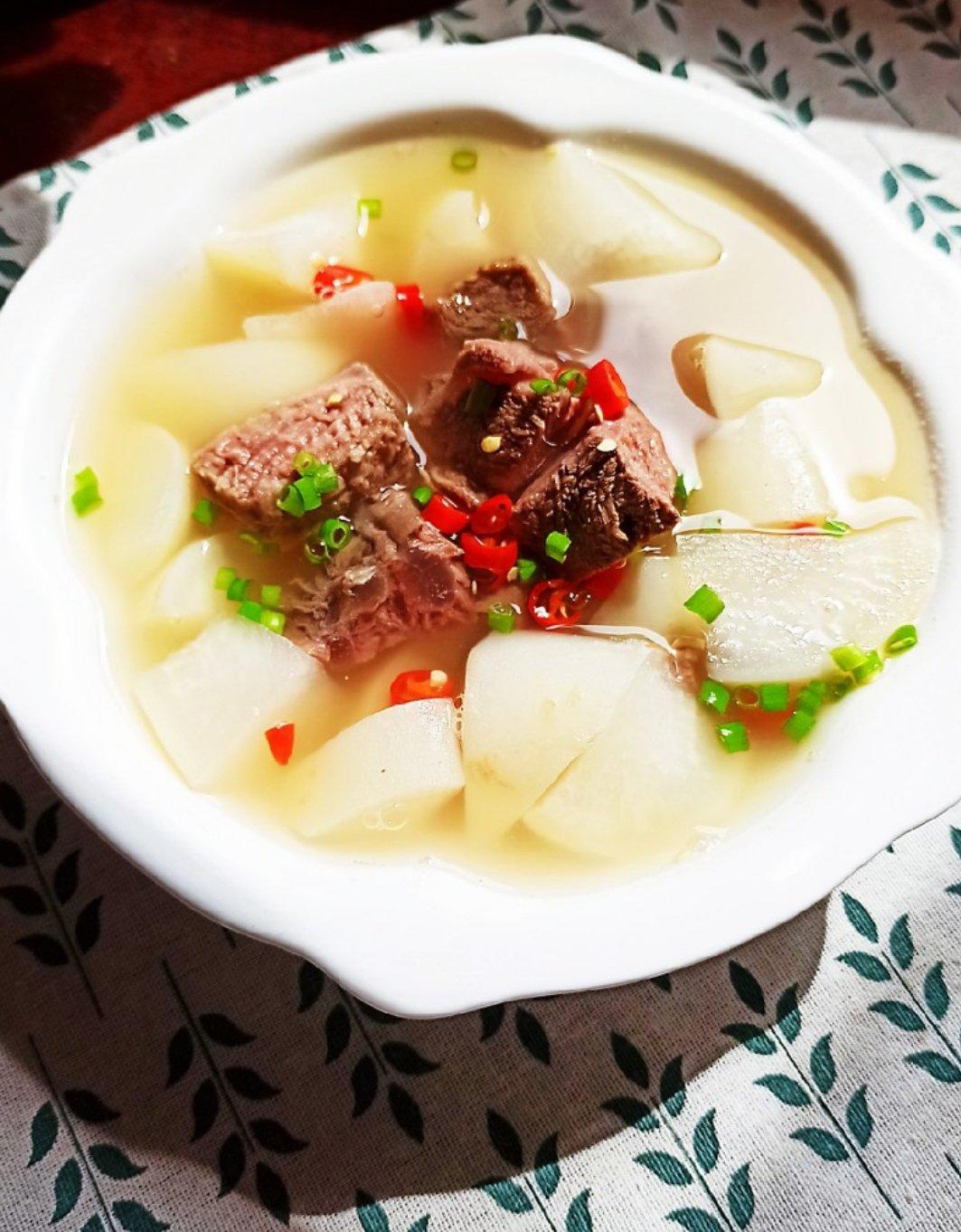 两种食材+两种配料+两种调味=一锅牛腩萝卜汤【北鼎珐琅锅食谱】