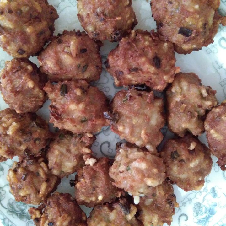 自制油炸肉丸子