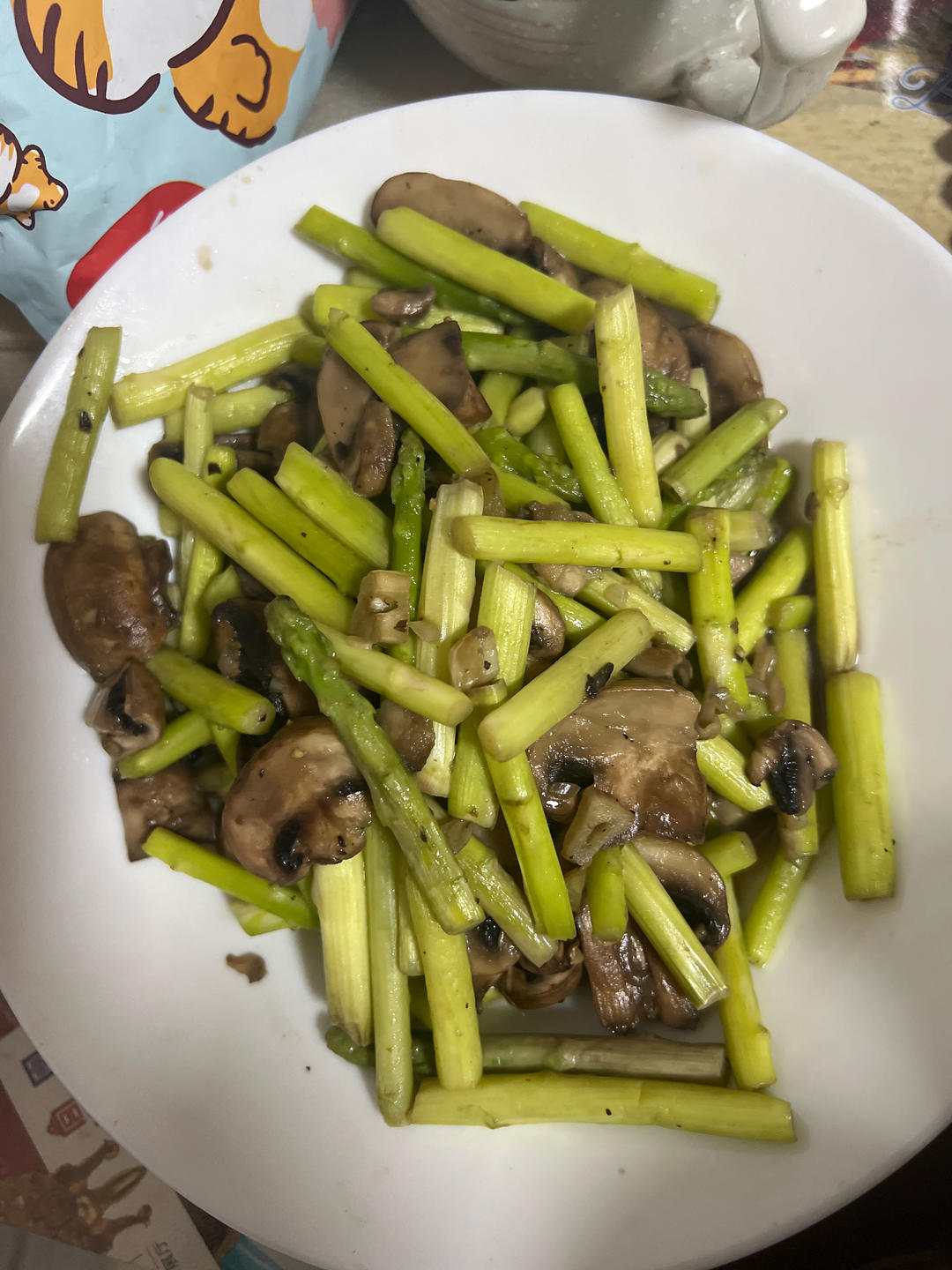 芦笋炒口蘑，口蘑鲜美，芦笋脆嫩。一学就会营养家常菜[味好美香辛时今菜]