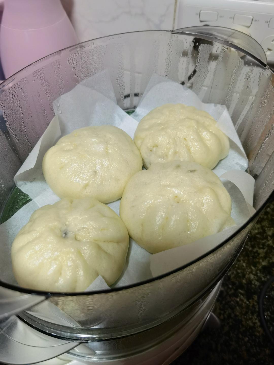 青菜香菇胡萝卜肉丁包子馅，青菜嘎嘣脆，秋冬来上一笼热腾腾的包子