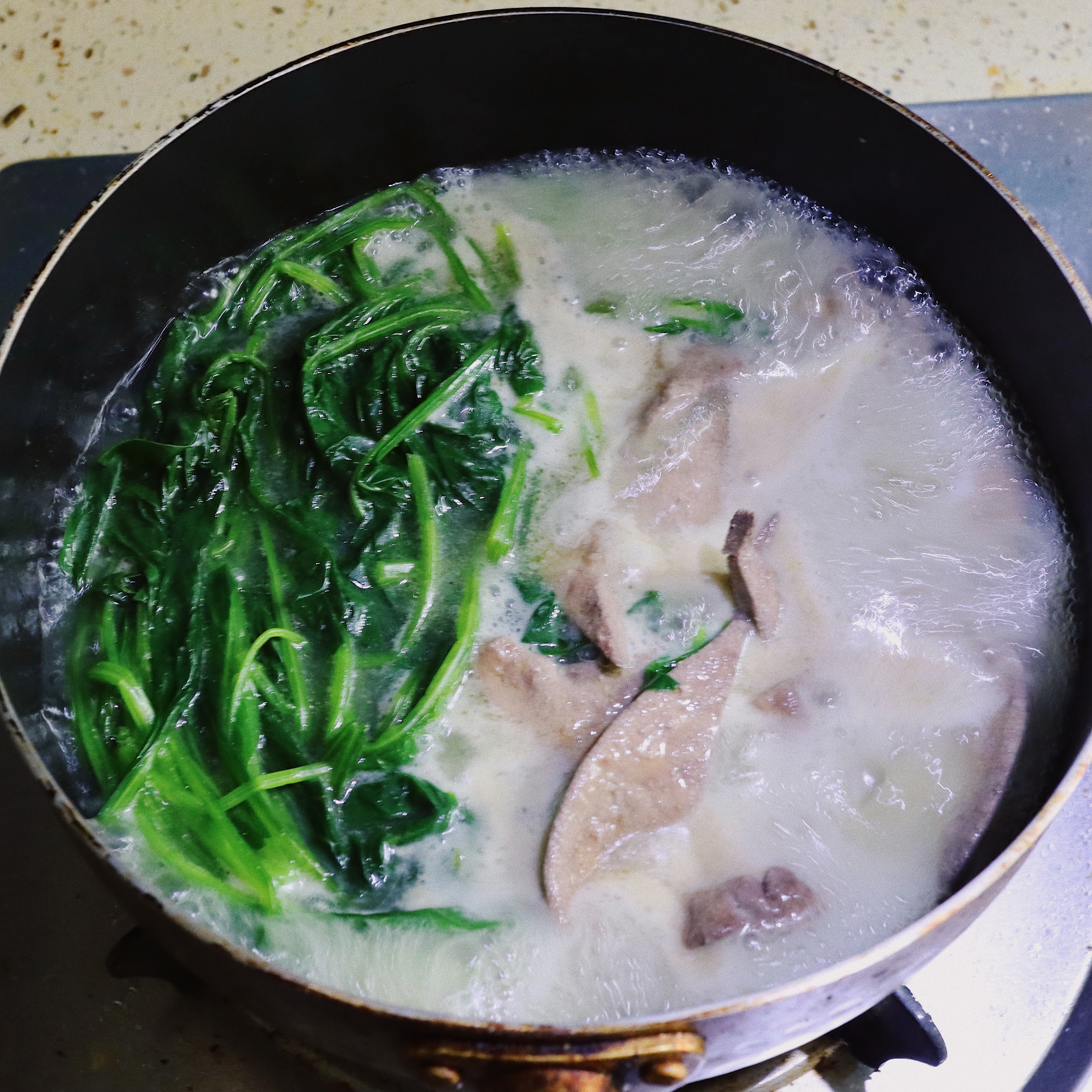 养生猪肝菠菜汤，补铁补血明目的做法