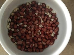 红豆紫薯薏米谷物片果干粥的做法 步骤1