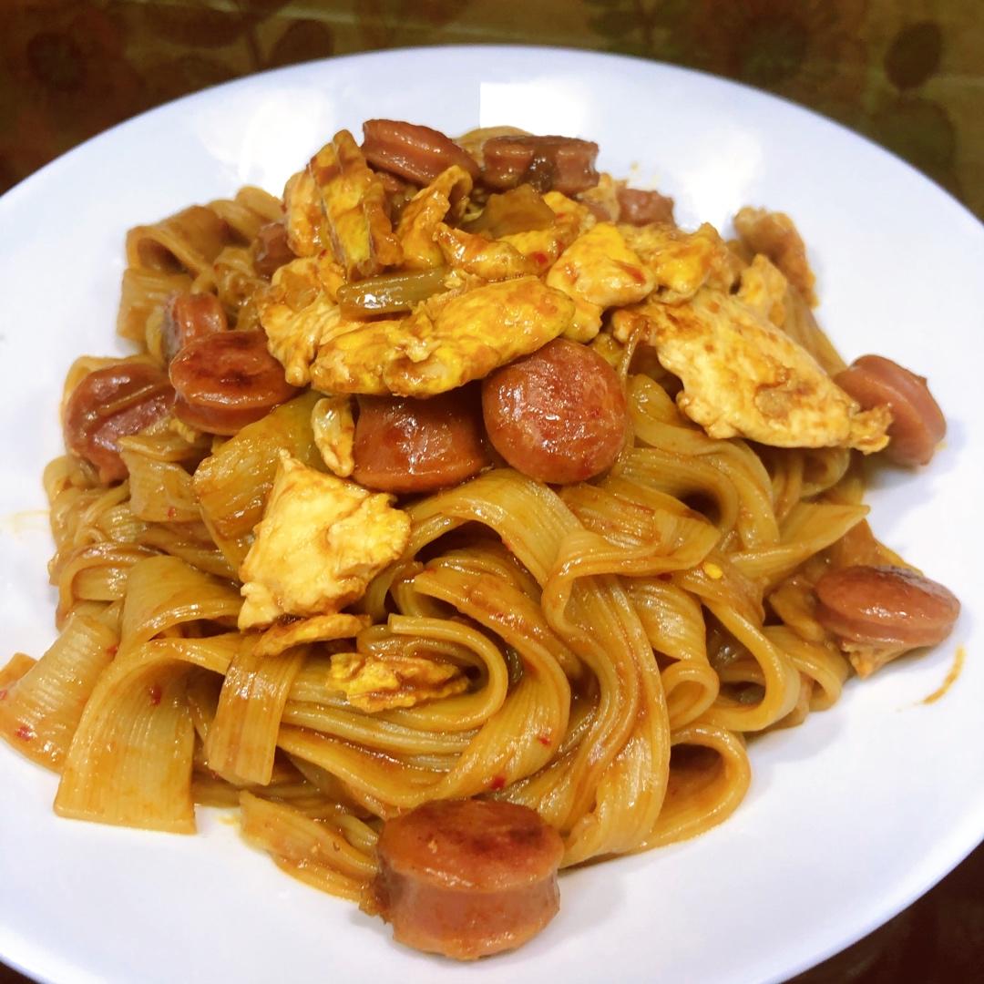 刘小肉肉莹做的快手炒冷面解锁新吃法轻松消耗冷面