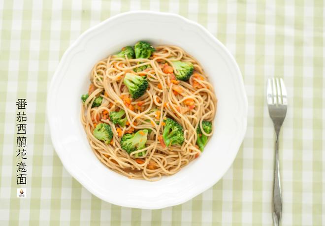 西兰花番茄意面（Whole Wheat Pasta with Broccoli and Tomato Sauce)的做法