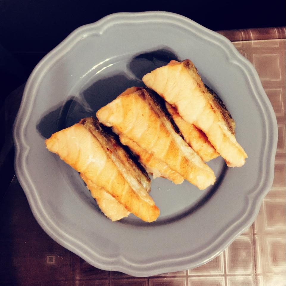 煎三文鱼（最朴素，脆皮好吃不浪费～）