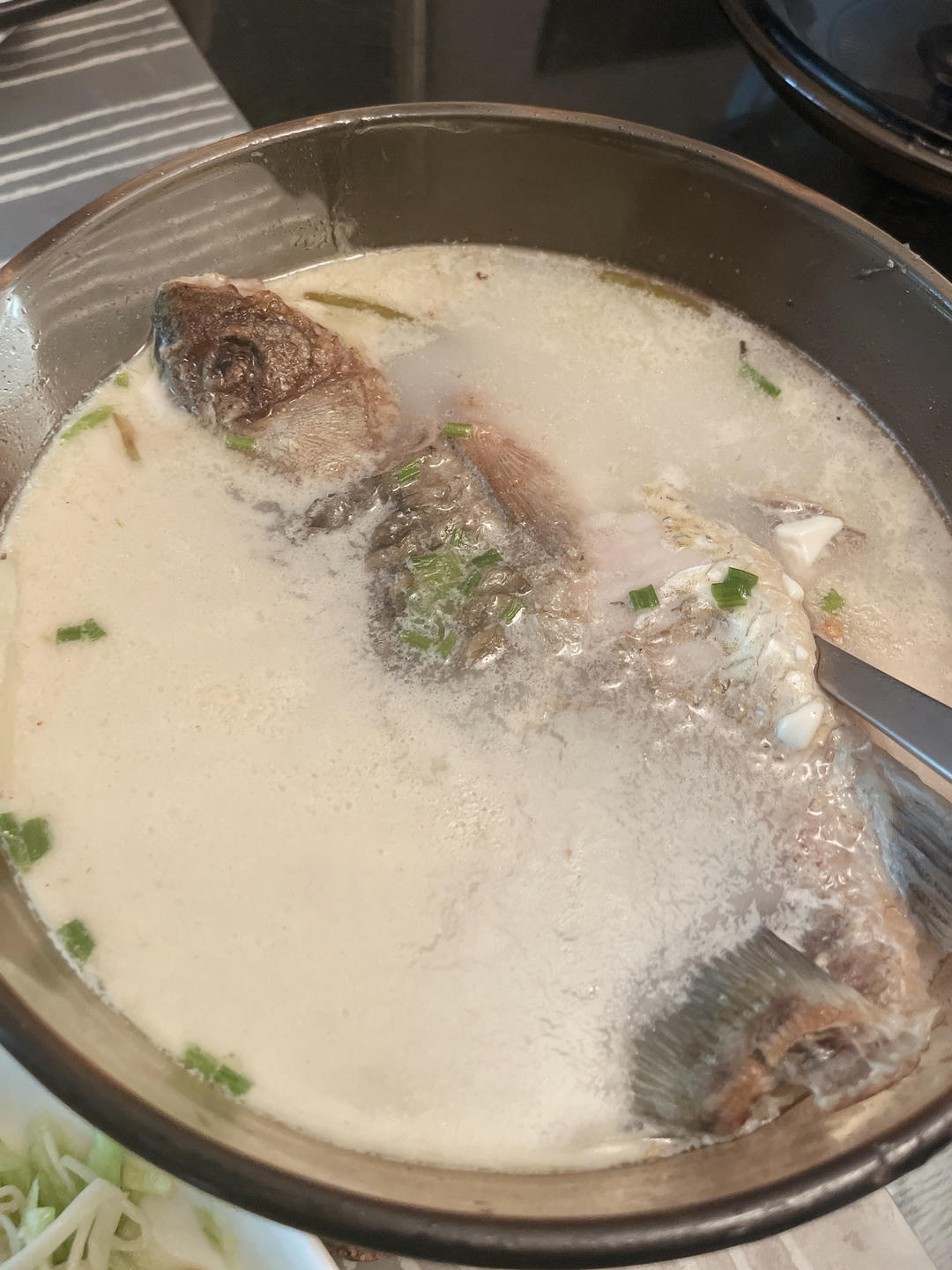 清炖鲫鱼汤 三个关键步骤让你轻松炖出汤浓味鲜色白似奶的鲫鱼汤