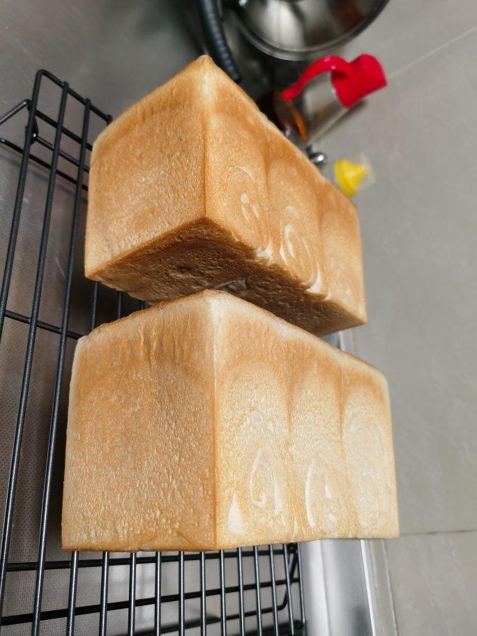 一次发酵的牛奶吐司，省事儿但依旧松软