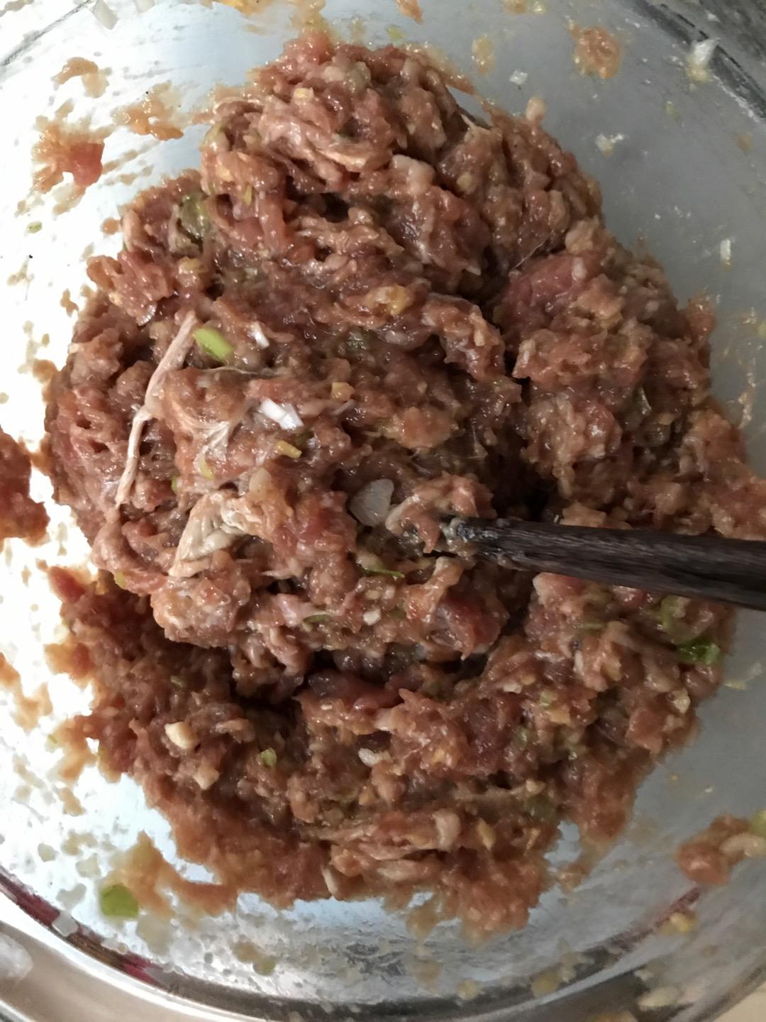 大葱牛肉饺子（附饺子馅制作详细步骤）