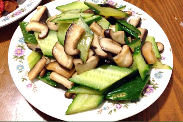 六月一日hanasaki做的清炒香菇黄瓜