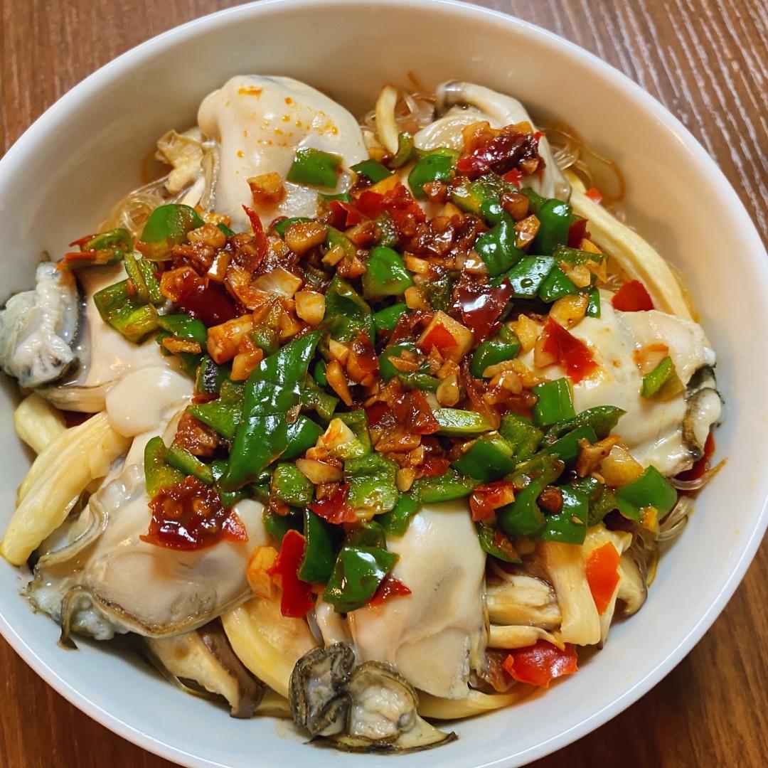 七街的小厨房做的蒜蓉粉丝蒸生蚝肉