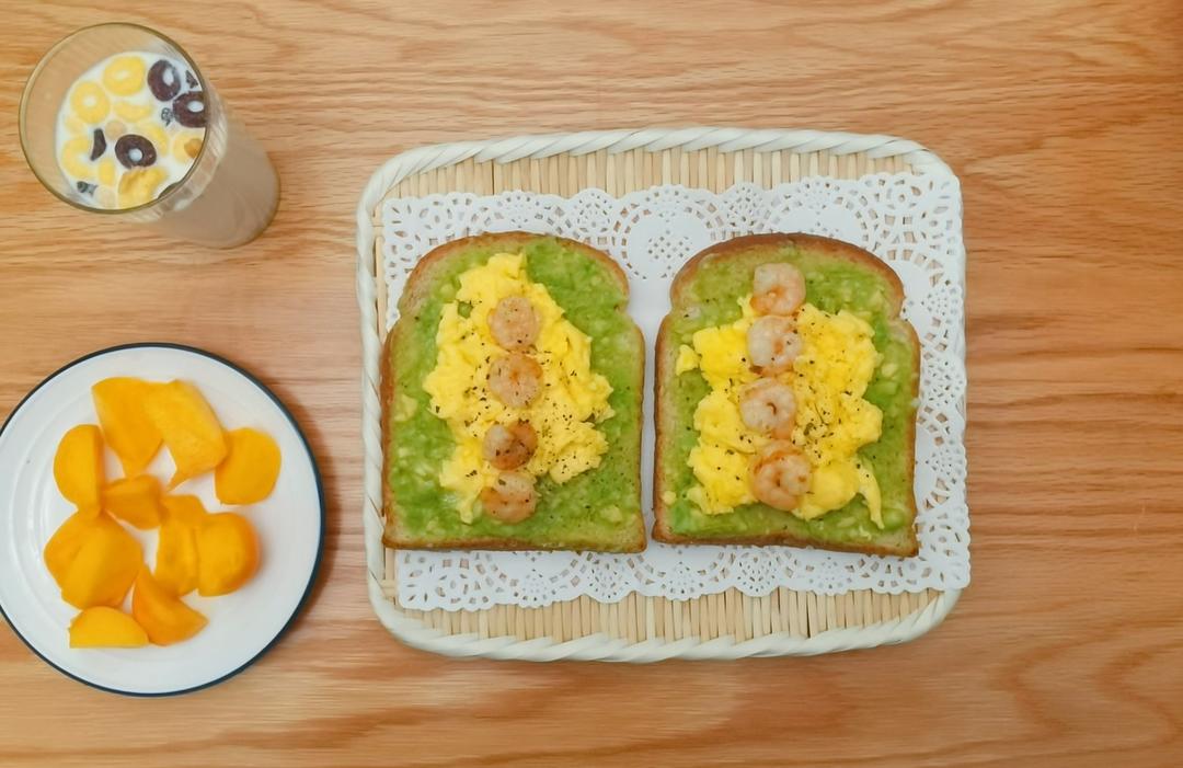 牛油果蛋滑虾仁三明治