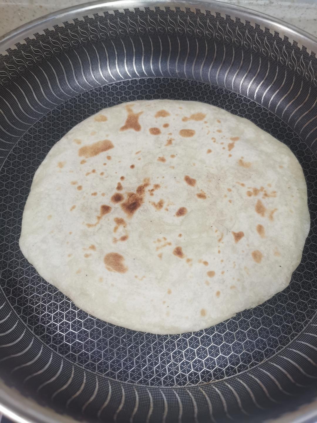 烙饼不硬的小窍门 掌握了你也能看出柔软多层凉了不硬的小油饼