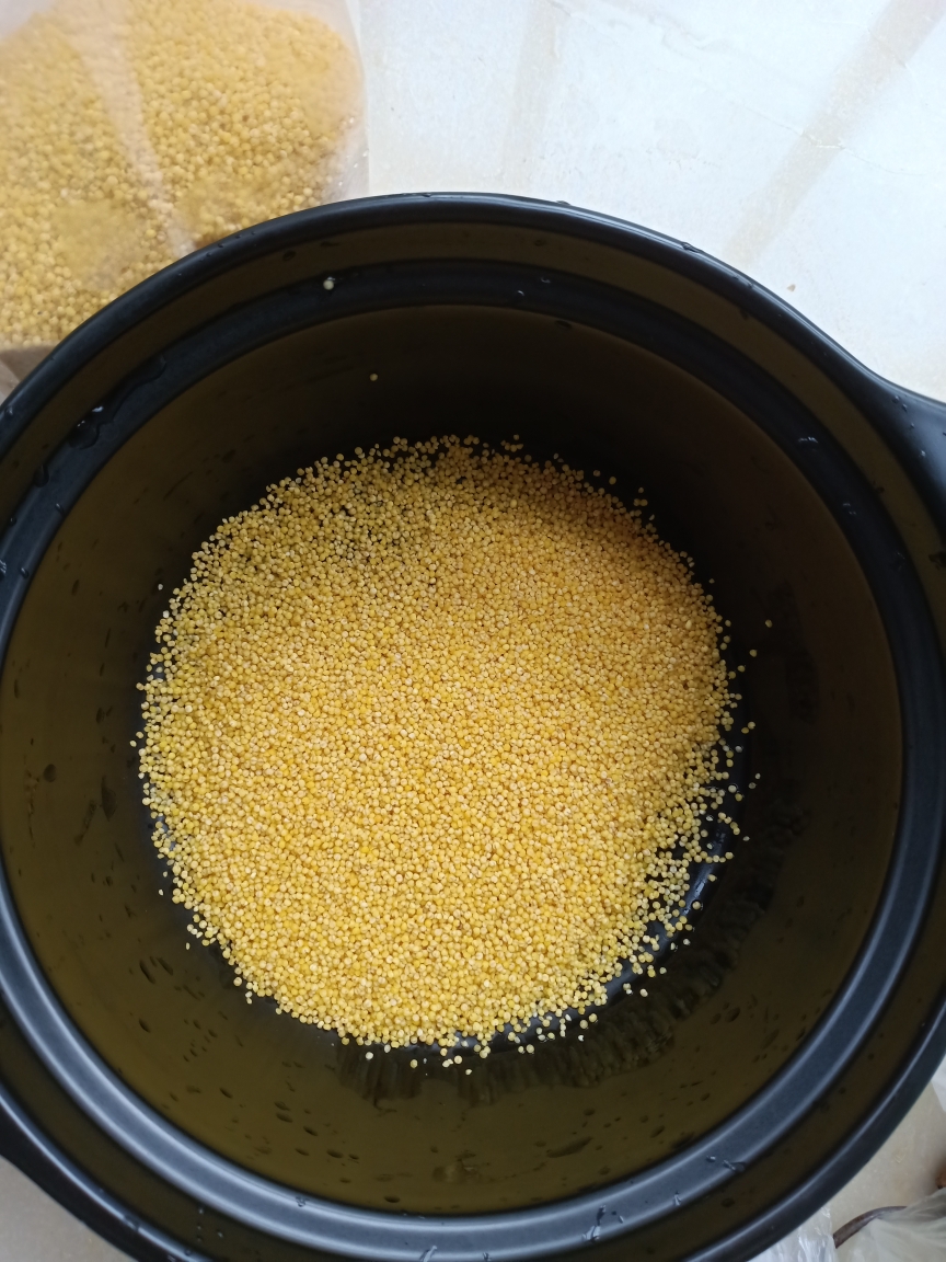 山西米脂小米粥【厚厚米油】的做法 步骤1