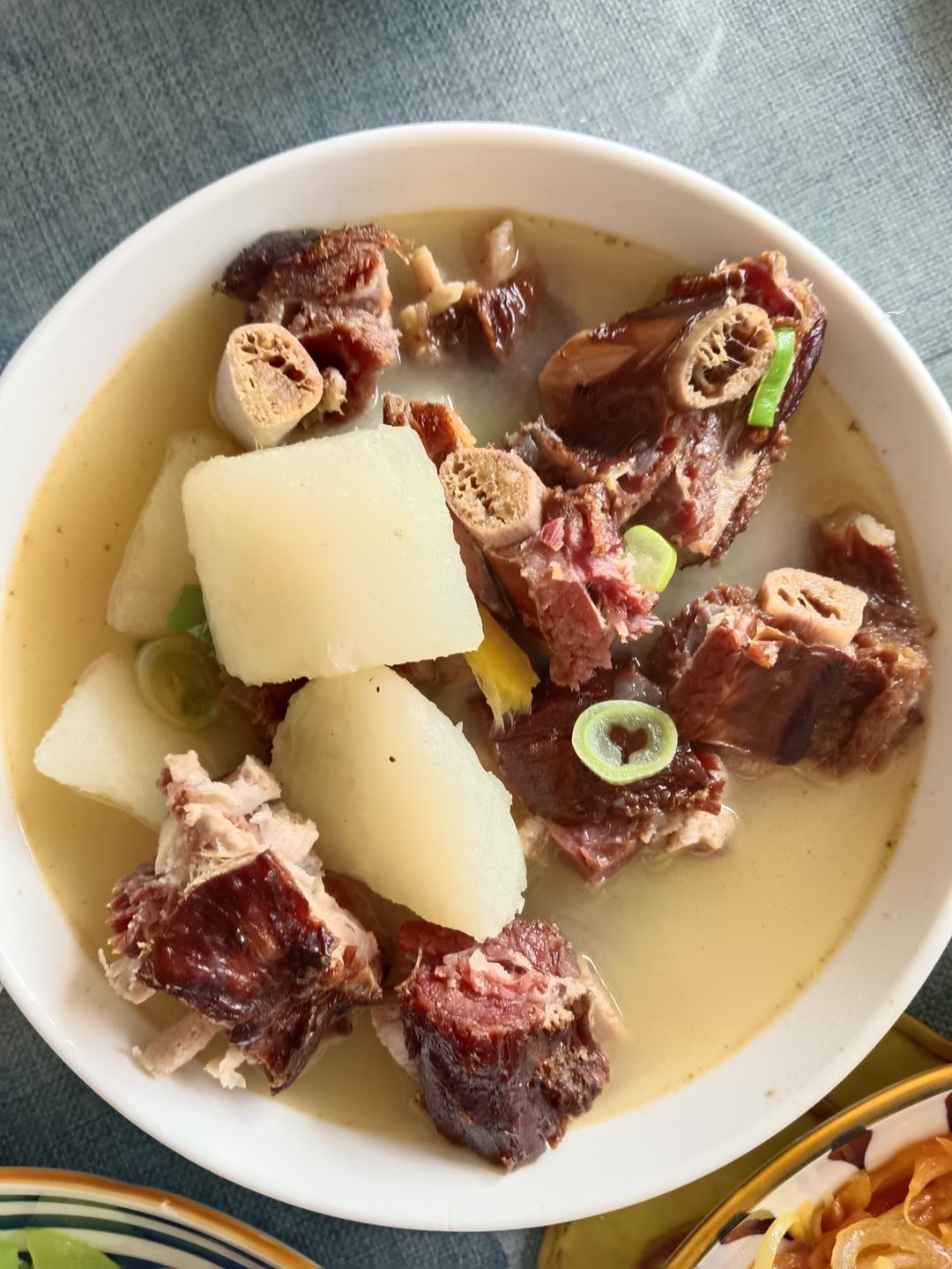 老丁的私房菜-腊排骨炖萝卜