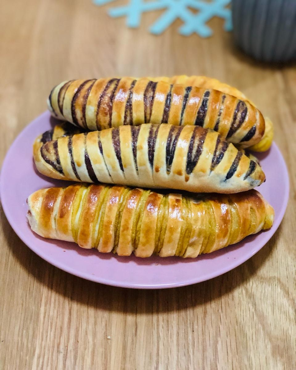 晓晓亮亮做的毛毛虫豆沙面包