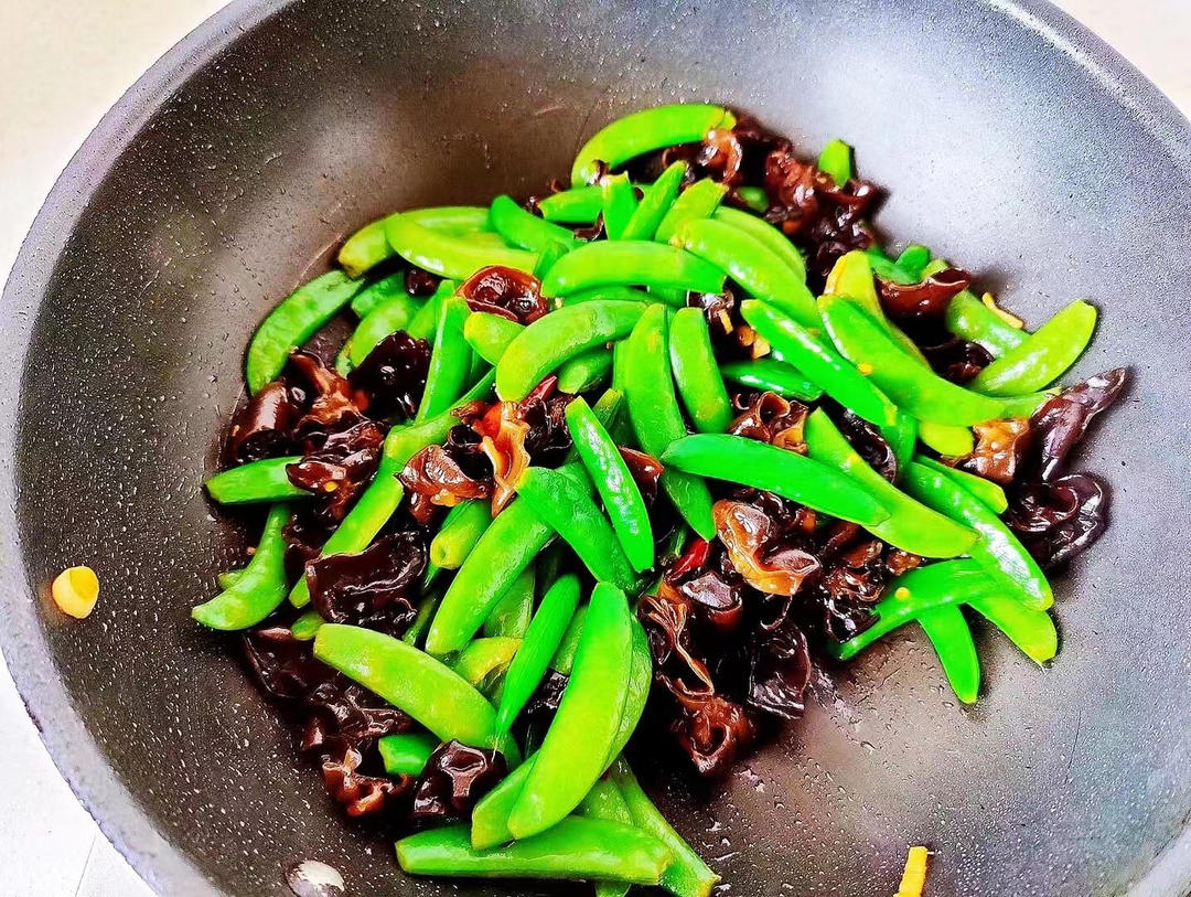 荷兰豆炒木耳