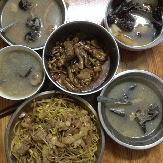 乌鸡榴莲清补凉煲汤