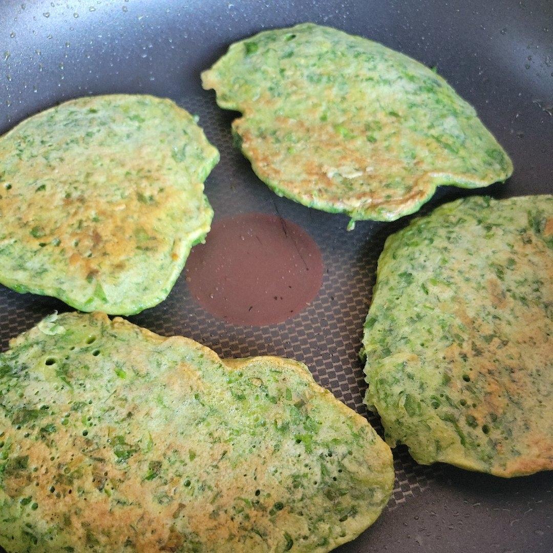 芹菜叶鸡蛋饼～低脂减肥蔬菜饼