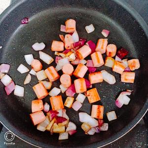 孜然土豆紫薯火腿肠的做法 步骤3