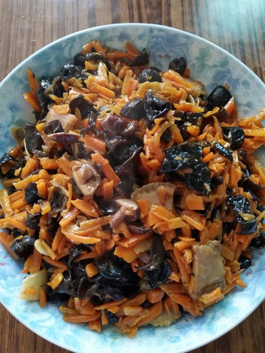胡萝卜香菇炒木耳