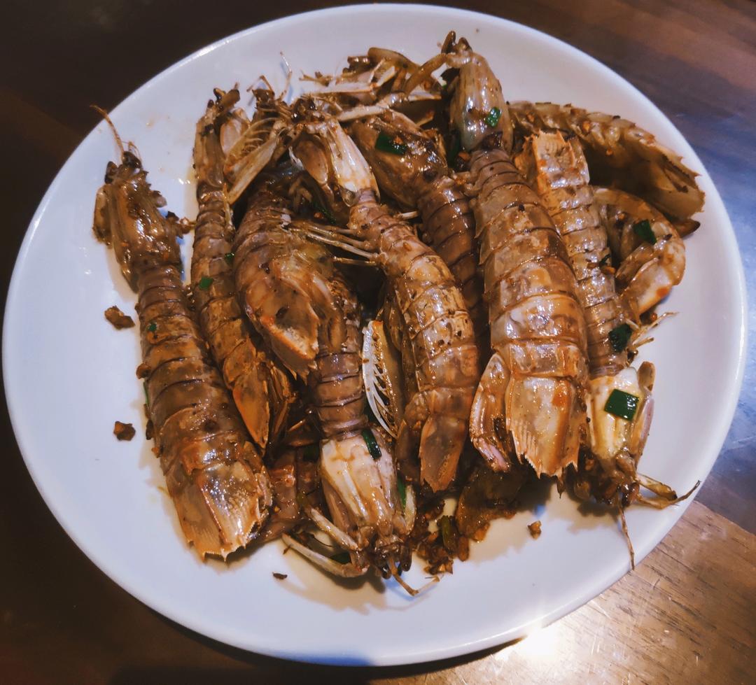 无油炸版的椒盐皮皮虾和巧拨虾壳的方法
