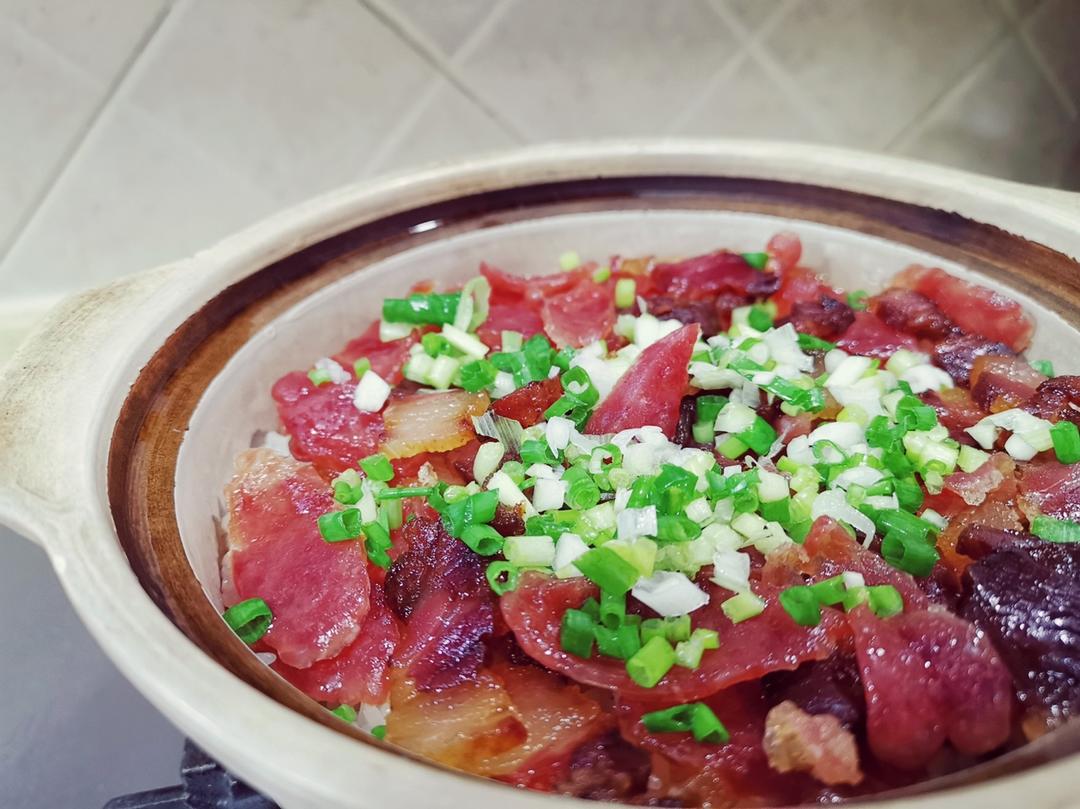 广式腊味煲仔饭