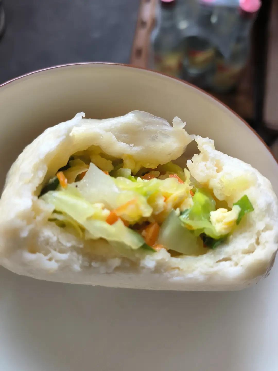 鸡蛋圆白菜素包子