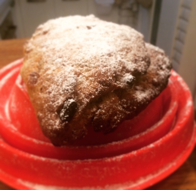 口感介于面包和蛋糕之间的我在烘培界的真爱--馅料丰富，圣诞必撸，不会撸就不配做德国老祖母的史！多！伦！！ Stollen！！