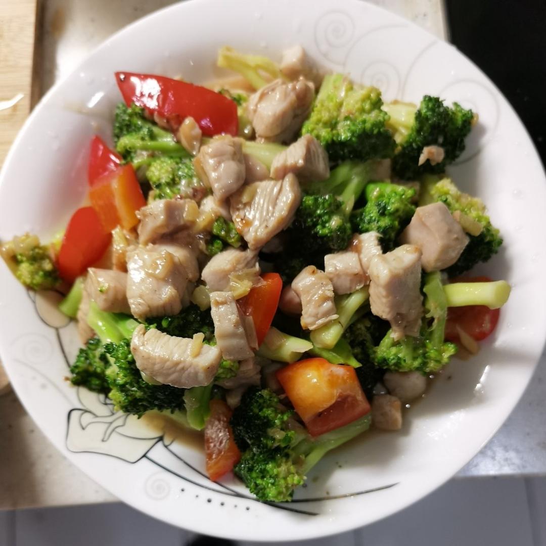 鸡胸肉炒西兰花