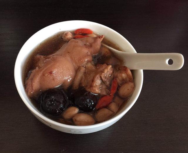红枣花生猪蹄汤的做法