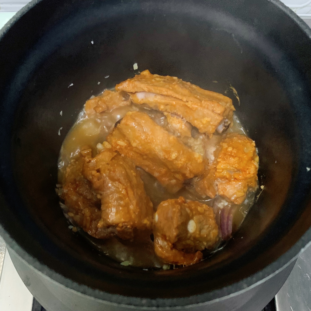 辣白菜排骨煲(铸铁珐琅锅不加水版)的做法 步骤8