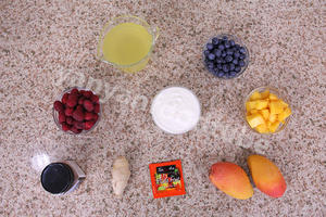 夏季缤纷水果冰棍 Summertime Fruit Popsicles的做法 步骤1