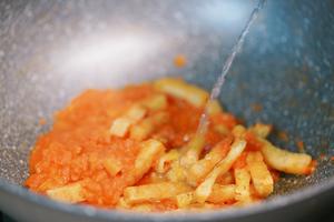 番茄汁焖酵素油豆腐的做法 步骤5
