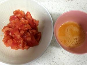 《昨日的美食》之中华口味的番茄秋葵蛋花汤的做法 步骤3