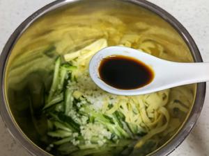 简单易学的家常凉菜 黄瓜拌干豆腐的做法 步骤5