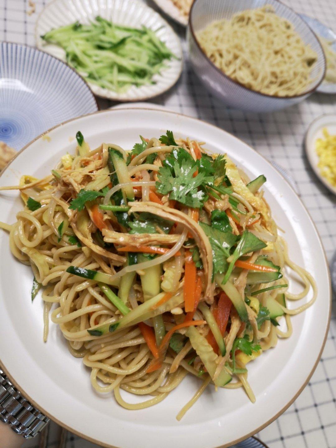 【鸡丝凉面】