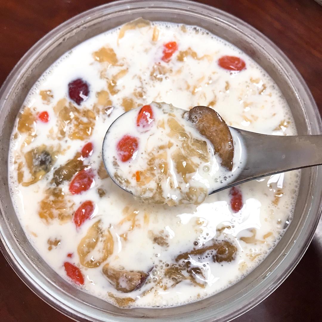 红枣银耳炖醪糟牛奶羹【健康饮品】