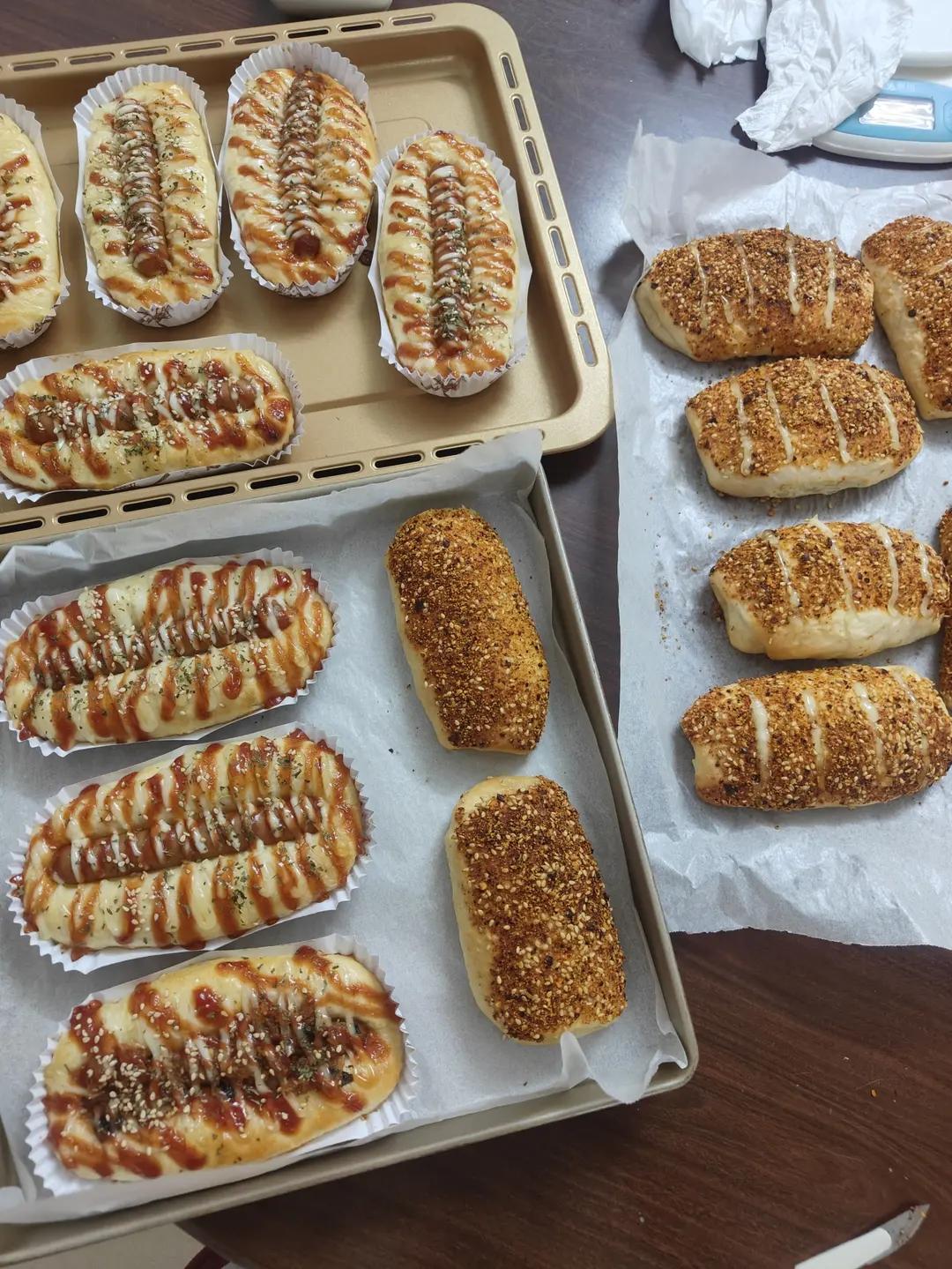 辣肉松脆肠面包