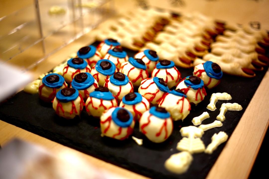 六只猫做的万圣节-坩埚棒棒蛋糕和眼珠子蛋糕