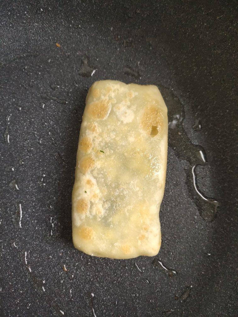 吹弹可破的韭菜盒子