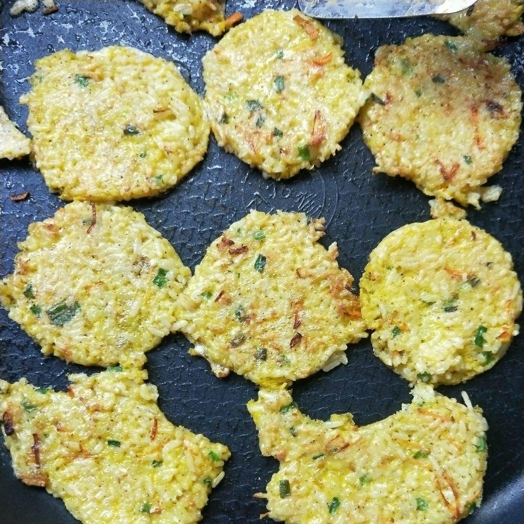 米饭蛋饼（剩米饭煎蛋饼）