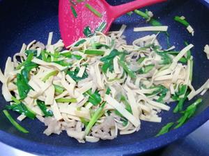 💯小白也可以做的韭菜肉丝炒豆腐皮的做法 步骤9
