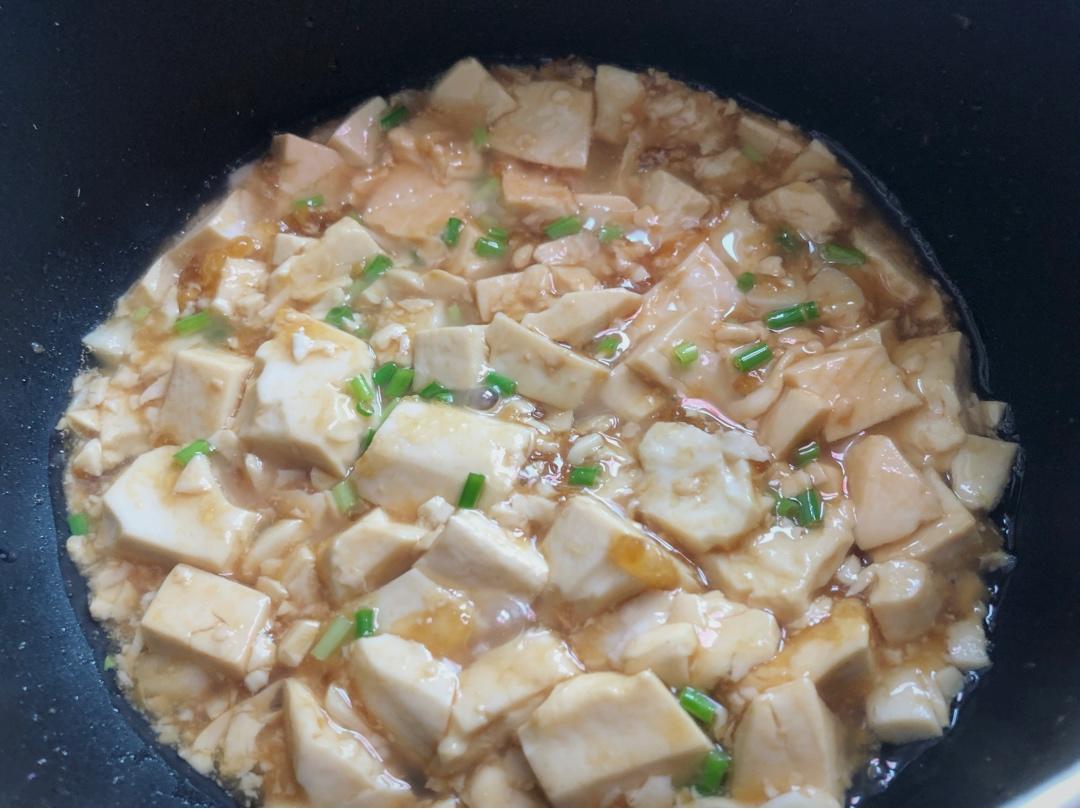 不放肉也超下饭的葱焖豆腐