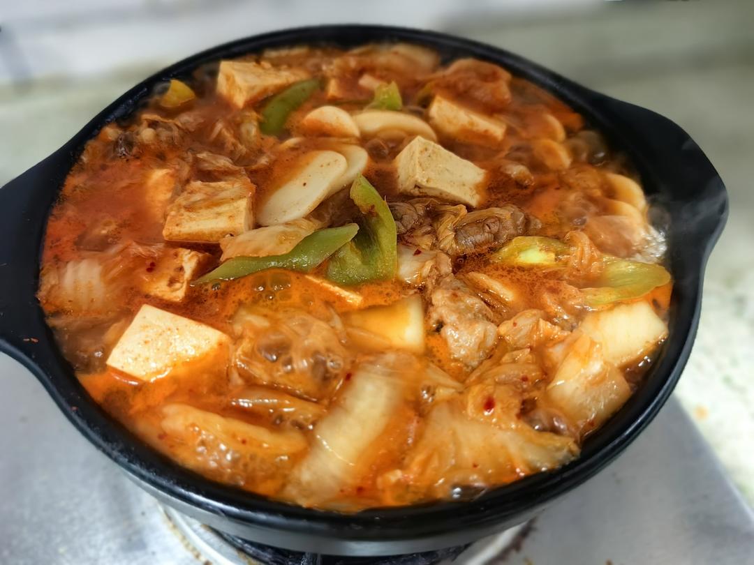 🔥天气越来越冷，赶紧给你最爱的人准备一锅热乎乎的辣白菜肥牛煲吧❗️