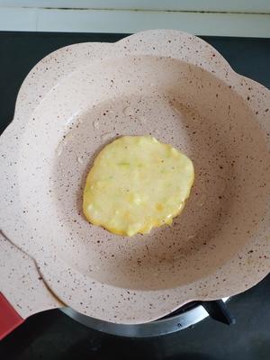 西葫芦虾皮鸡蛋饼（快手营养）（辅食）的做法 步骤5