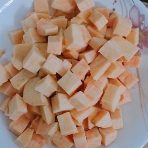 简单养胃红薯小米粥的做法 步骤2